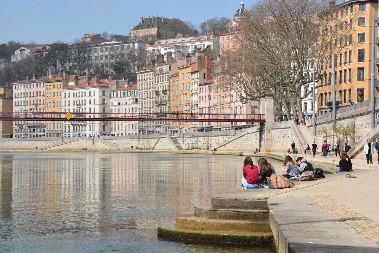 photo du header de ma page contact visuelle sur les quais de saône. agence lyonnaise