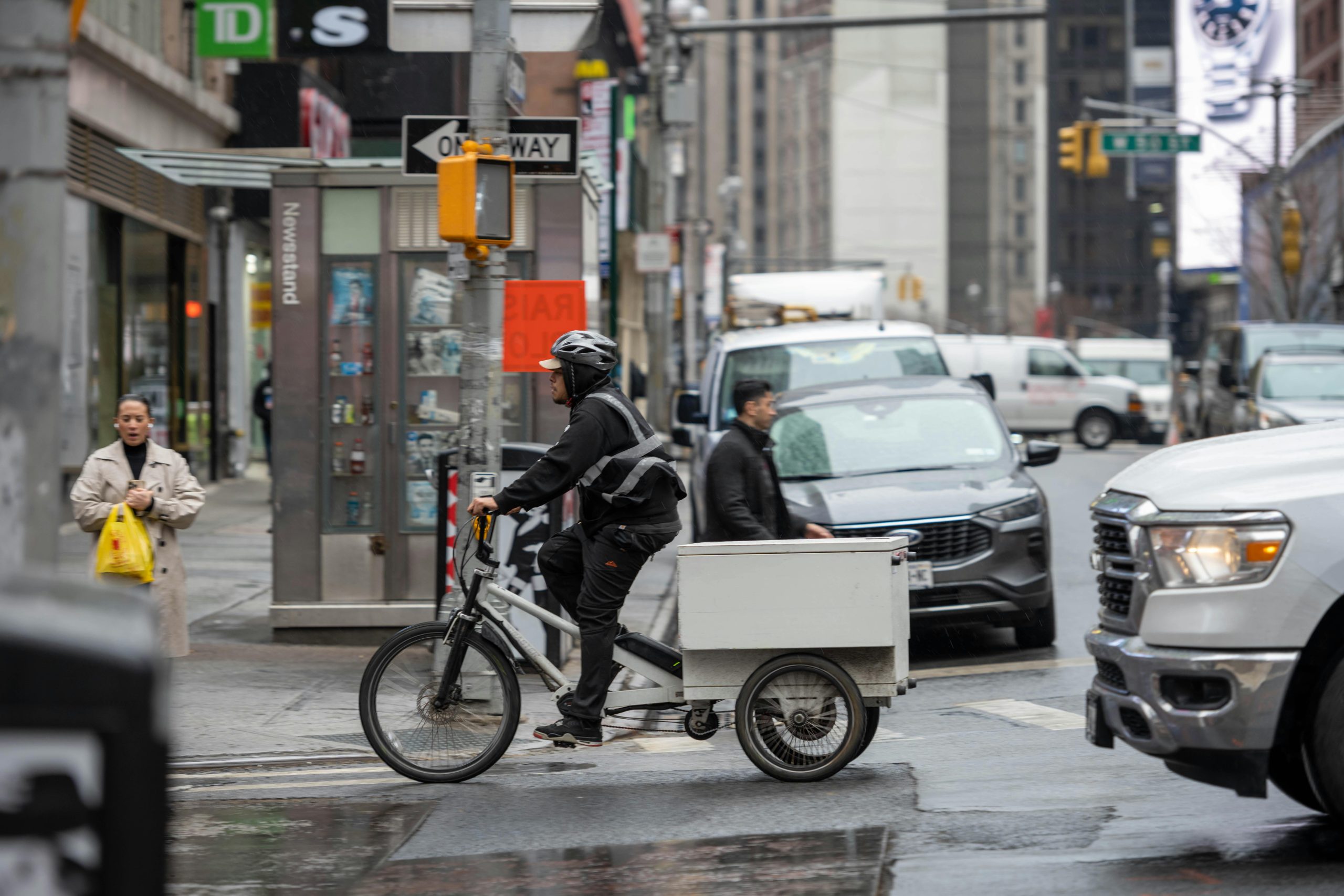 photo de cycliste utilisant nos services de leasing de vélo cargo éléctrique