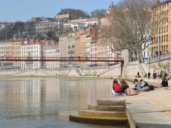 photo du header de ma page contact visuelle sur les quais de saône. agence lyonnaise